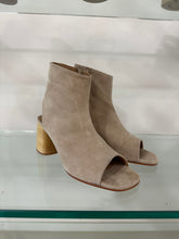 Load image into Gallery viewer, Huma Blanco - Aria Heel - Bone Suede
