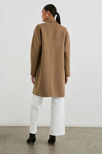 Load image into Gallery viewer, Rails - Everest Coat - Camel
